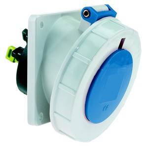 Okrągłe przemysłowe gniazdo ścienne w kolorze niebieskim i białym, z mechanizmem blokującym i widocznym znakiem CE.