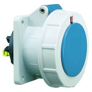 Przemysłowe gniazdo elektryczne z niebieską pokrywą i szarą obudową, widok z boku. Odpowiednie do zastosowań wysokonapięciowych.