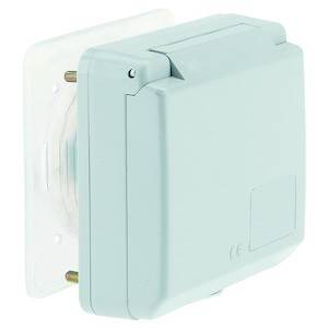 Kwadratowa, jasnoszara obudowa z tworzywa sztucznego z zaokrąglonymi krawędziami i zawiasem z boku, przeznaczona do montażu ściennego.