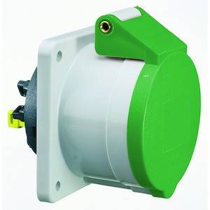 Zielony elektryczny wtyk z osłoną ochronną, obrócony o 90 stopni, zamontowany na białej podstawie.