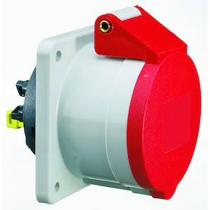 Czerwona wtyczka CEE do zastosowań przemysłowych, zamontowana na białej płycie ściennej.