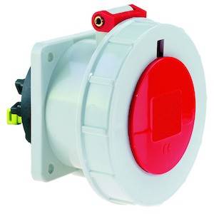 Czerwony i biały przemysłowy złącz elektryczny zamontowany na ścianie, używany głównie do ciężkich urządzeń elektrycznych.
