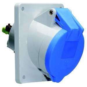 Biała przemysłowa wtyczka elektryczna z niebieską pokrywą, zamontowana na ścianie. Odpowiednia do wysokowydajnych połączeń w strefach przemysłowych.