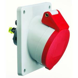 Czerwone, okrągłe przemysłowe gniazdo elektryczne na białej płycie ściennej, przeznaczone do wysokiego natężenia prądu w środowiskach komercyjnych lub przemysłowych.