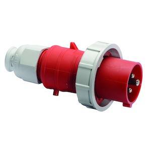 Przemysłowy czerwony wtyk z trzema stykami metalowymi i szarą obudową, odpowiedni do zastosowań w wysokowydajnych złączach elektrycznych.