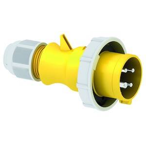 Żółty wtyk CEE z kapturkiem ochronnym, odpowiedni do przemysłowych przyłączy elektrycznych, przedstawiony z widokiem bocznym i stykami przyłączeniowymi.