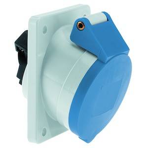 Biało-niebieskie gniazdo elektryczne z osłoną ochronną, zamocowane na podstawie montażowej. Przemysłowy design do wytrzymałych zastosowań.