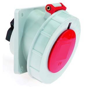 Przemysłowe gniazdo elektryczne, w kolorystyce czerwono-białej, do stałego montażu ściennego, odpowiednie do zastosowań wysokoprądowych.