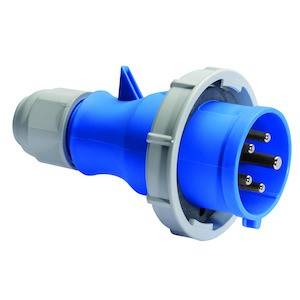 Wtyk przemysłowy, niebieski, trzybiegunowy, z szarą obudową z tworzywa sztucznego i zamknięciem śrubowym. Odpowiedni do połączeń elektrycznych.