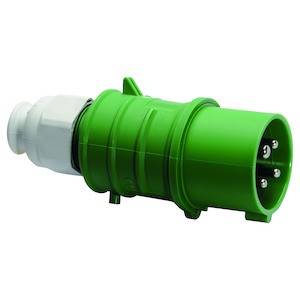 Zielony wtyk CEE z trzema metalowymi stykami, stosowany do przemysłowych połączeń elektrycznych, izolowany i o wytrzymałej konstrukcji.