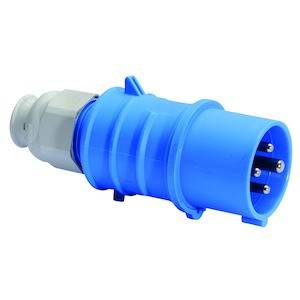 Niebieski, przemysłowy wtyk z wieloma stykami metalowymi i obudową z tworzywa sztucznego. Odpowiedni do połączeń elektrycznych.