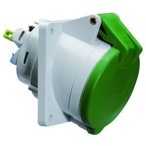 Przemysłowe gniazdo elektryczne z zieloną pokrywą, zamontowane na białej płycie.