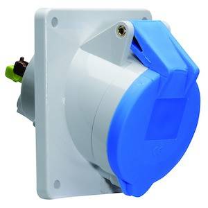 Gniazdo przemysłowe z niebieską pokrywą, zamontowane na kwadratowej płycie. Nadaje się do podłączania urządzeń elektrycznych.