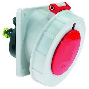 Przemysłowe gniazdo elektryczne z czerwoną pokrywą i wytrzymałą, białą obudową. Przeznaczone do wysokich natężeń prądu oraz wymagających środowisk.