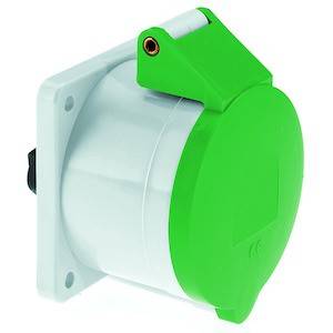 Zielony elektryczny adapter wtyczkowy z składaną osłoną ochronną, zamontowany na białym uchwycie ściennym.