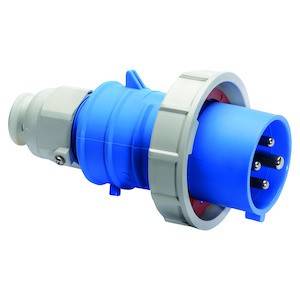 Niebieski wtyk przemysłowy z wieloma metalowymi stykami i szarą obudową. Często stosowany w połączeniach prądowych w zastosowaniach przemysłowych.