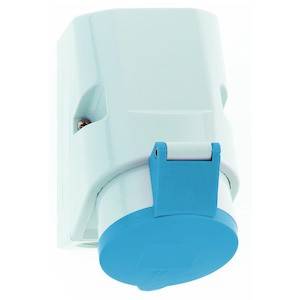 Biała wtyczka ścienna z niebieską klapką, odpowiednia do zastosowań wodoszczelnych na zewnątrz lub w środowisku przemysłowym.