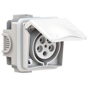 Biała, okrągła wtyczka z klapką, zainstalowana w uchwycie ściennym.