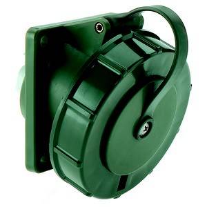 Zielony plastikowy wtyk naścienny z odchylonym pokrywem ochronnym i widocznym połączeniem śrubowym.