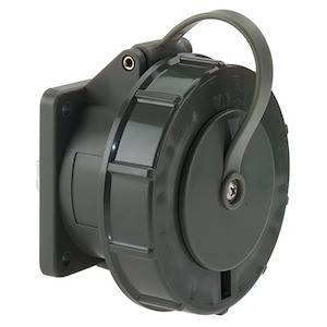 Zielony, okrągły wtyk z osłoną ochronną, zamocowany na ścianie. Odpowiedni do zastosowań przemysłowych i na zewnątrz.