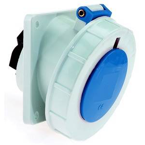 Biała i niebieska przemysłowa wtyczka ścienna, wytrzymała, z prostokątną podstawą i zaokrąglonym, składanym pokrywką.