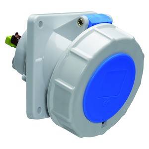 Wtyk z wytrzymałą obudową z tworzywa sztucznego, niebieską pokrywą zamykającą, nadający się do montażu ściennego. Zaprojektowany do zastosowań przemysłowych.