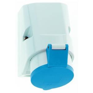 Biały elektryczny adapter wtyczkowy z niebieskim kapturkiem ochronnym, używany do bezpiecznego zasilania.