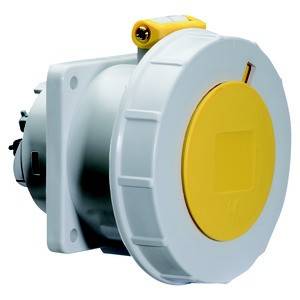 Przemysłowe gniazdo elektryczne w kolorze żółtym i szarym, przeznaczone do użytku w trudnych warunkach, wyposażone w osłonę ochronną dla zwiększenia bezpieczeństwa.
