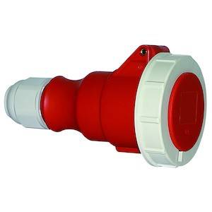 Czerwony przemysłowy wtyk elektryczny z białym pierścieniem, przedstawiony z boku, używany do mocnych połączeń elektrycznych w instalacjach przemysłowych.