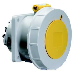 Biała naścienna wtyczka elektryczna z żółtą pokrywą do zastosowań przemysłowych, prezentująca solidną konstrukcję do ciężkich połączeń elektrycznych.