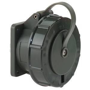 Szare, okrągłe, odporne na warunki atmosferyczne obudowa gniazda przemysłowego z klapką, zamocowana na płaskiej płycie montażowej.