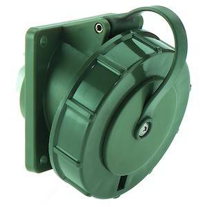 Zielony elektryczny adapter wtykowy z osłoną ochronną i uchwytem, odpowiedni do użytku na zewnątrz.