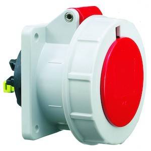 Gniazdo przemysłowe z czerwoną pokrywą i obudową w kolorze szarym, przeznaczone do obsługi wysokiego obciążenia prądowego.