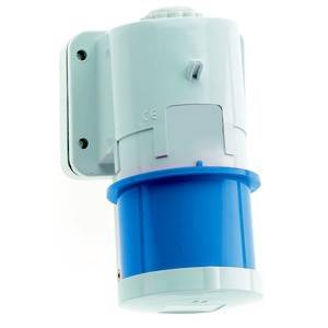 Niebieski i biały wtyk elektryczny z uchwytem ściennym, typowo stosowany w zastosowaniach przemysłowych.