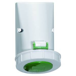 Biała gniazdo ścienne z zieloną zaślepką ochronną, odpowiednie do użytku na zewnątrz.