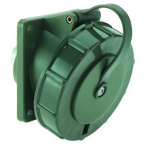 Zielony elektryczny wtyk z osłoną ochronną, przeznaczony do zastosowań przemysłowych, sfotografowany z boku.