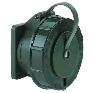 Elektryczna wtyczka z zielonym obudową i osłoną ochronną, którą można zamontować na ścianie. Idealna do zastosowań na zewnątrz.