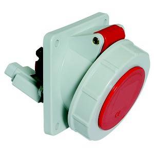 Czerwony przycisk awaryjnego wyłączenia z osłoną ochronną zamocowany na białym uchwycie ściennym, gotowy do użycia w sytuacji kryzysowej.