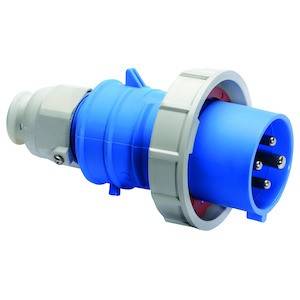 Niebieski trójbiegunowy wtyk przemysłowy z szarym złączem, odpowiedni do wytrzymałych połączeń w środowiskach przemysłowych.