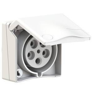 Otwarte białe gniazdko zewnętrzne z klapką; widoczne cztery otwory.