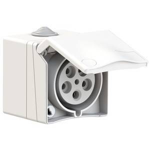 Biała, kwadratowa wtyczka z odchyloną osłoną, odpowiednia do użytku na zewnątrz.