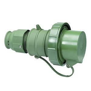 Zielony przemysłowy wtyk; cylindryczny, o wytrzymałej obudowie i złączu kablowym, przeznaczony do zastosowań przemysłowych.