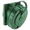Zielony, okrągły elektryczny wtyk lub adapter z zaokrągloną osłoną. Odpowiedni do zastosowań przemysłowych.
