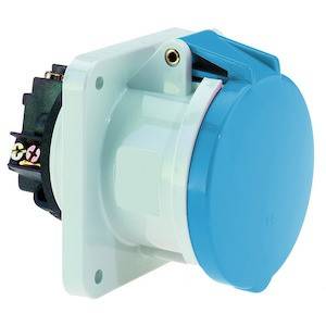 Niebieski, okrągły wtyk na białej płytce montażowej, odpowiedni do przemysłowych połączeń elektrycznych.