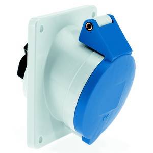 Niebieski i biały elektryczny złącz wtykowy na ścianie, wyposażony w osłonę chroniącą styki przyłączeniowe.