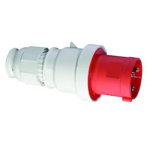 Przemysłowe złącza elektryczne w czerwonej obudowie, trójbiegunowe, o wysokiej wydajności prądowej, przeznaczone do zastosowań przemysłowych.