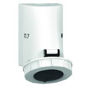 Białe elektryczne złącze ścienne z kątowym gniazdem podłączeniowym i czarną osłoną przednią.