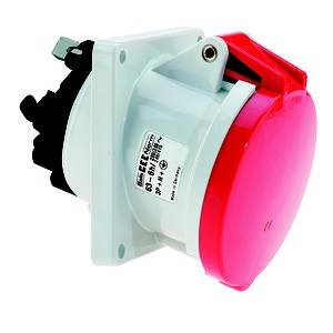 Czerwone przemysłowe gniazdo CEE, nadające się do wysokiego obciążenia prądowego, sfotografowane z boku na białym tle.