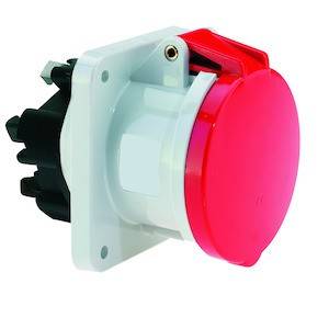 Gniazdo przemysłowe z czerwoną pokrywą i czarną obudową na białym tle. Stosowane głównie w zastosowaniach przemysłowych.