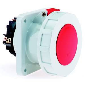 Duży czerwony przycisk awaryjnego wyłączenia na białej, kwadratowej podstawie, służący do bezpiecznego zatrzymania maszyn lub urządzeń.